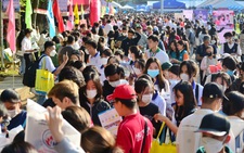 Ngày hội tư vấn tuyển sinh đông kín học sinh háo hức chờ nghe tư vấn