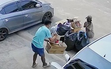 Hai mẹ con nghèo rối rít cảm ơn khi được cho ve chai