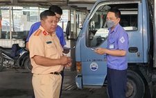 26 cảnh sát giao thông đến trung tâm đăng kiểm ở TP.HCM làm việc sáng 13-3