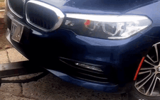 Tìm cách trốn khỏi xe cẩu, tài xế vô tình phá luôn chính chiếc BMW 5-Series của mình