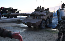 Xe bọc thép AMX-10 RC của Pháp đến Ukraine; Ba Lan bắt 9 gián điệp phá vũ khí