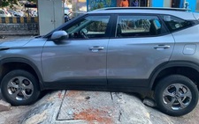 Gờ giảm tốc cao tới nỗi SUV cũng mắc kẹt