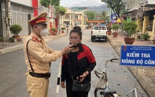 Người phụ nữ nấu rượu đi xe đạp bị cảnh sát giao thông thổi nồng độ cồn