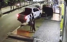 Ô tô mất lái lao lên vỉa hè khiến cặp đôi ôm nhau hú hồn