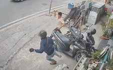 Tên trộm xe máy bị chủ nhà cầm tuýp sắt rượt chạy trối chết