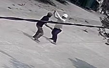 Đánh đồng nghiệp bất tỉnh rồi bỏ mặc bên đường, người dân đưa đi cấp cứu nhưng không qua khỏi