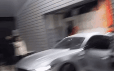 Quên đóng cửa, chủ xe Ford Mustang trả giá đắt khi lùi