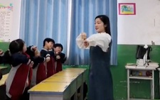 Cô giáo cùng trò múa theo nhạc siêu dễ thương