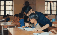 Đen Vâu nấu ăn cho trẻ Điện Biên, chúc các em 'bơi giỏi như Ánh Viên'