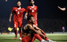 Đổ máu vì va chạm, cầu thủ U22 Indonesia phải băng môi lên nhận HCV