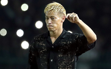 Thủ tướng Campuchia buộc người chê trang phục HLV Keisuke Honda xin lỗi