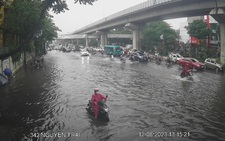Mưa to sau nhiều ngày oi nóng, phố Hà Nội ngập úng
