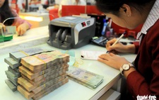 Tiền gửi dân cư ‘chảy’ vào ngân hàng cao kỷ lục dù lãi suất giảm sâu