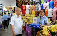 Tiểu thương chợ Bến Thành nô nức nhận mã thanh toán không tiền mặt
