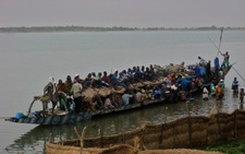 Chìm tàu chở người đi ăn cưới trên sông Niger, hơn 100 người chết