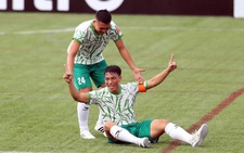 Đương kim vô địch Giải bóng đá 7 người thua sốc ngày khai mạc