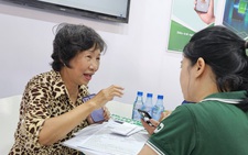 Cụ già cũng quét mã QR tại lễ hội Không tiền mặt