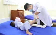 Bé trai 3 tuổi gãy xương đùi do bị cuốn vào quạt nuôi tôm