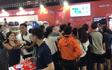 Hàng ngàn du khách đổ về lễ hội Không tiền mặt đêm cuối
