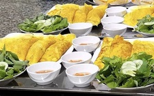 Người miền Tây đổ bánh xèo ăn Tết Đoan ngọ