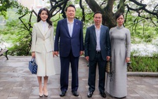 Chủ tịch nước Võ Văn Thưởng và Tổng thống Hàn Quốc Yoon Suk Yeol dạo bộ hồ Gươm