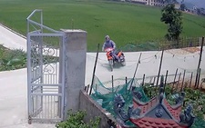 Chàng trai phóng xe máy như tên lửa, ôm cua tông vào cột cổng