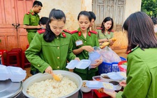 Công an tặng quà, nấu cơm mời hàng trăm người hoàn lương