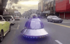 Xe UFO chạy trên đường, người dân thích thú nhìn 'người ngoài hành tinh đổ bộ'