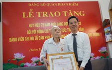 Nhà báo Thái Duy nhận huy hiệu 75 năm tuổi Đảng