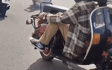 Xe máy Vespa độ ngược khiến cộng đồng mạng phát sốt: 'Thế giới đảo lộn rồi'