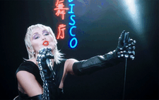 Miley Cyrus dịu dàng với tuổi trẻ nhọc nhằn