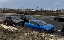 Tình huống tranh cãi: SUV cố chen hàng ra khỏi cao tốc, các xe ‘đoàn kết' không chừa khe hở