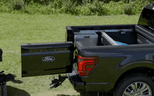 Cửa thùng bán tải Ford F-150 đa năng, có thể mở sang ngang