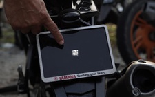 Chủ xe máy Yamaha bị bắt vì mang 'biển số nhỏ nhất thế giới'