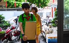 Người Hà Nội đội mưa đến thắp hương, ủng hộ nạn nhân trong vụ cháy chung cư mini