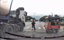 Xe đạp tạt đầu sang đường nguy hiểm, xe bồn suýt ‘gặp họa’