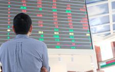 Công ty chứng khoán miệt mài mua ròng 500 tỉ suốt 4 phiên thị trường 'đỏ lửa'