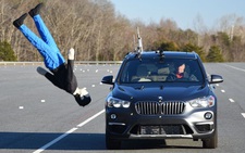 SUV và bán tải gây tai nạn giao thông, nguy hiểm cho người đi bộ?