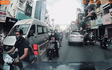 Ô tô đối đầu hàng loạt xe máy ‘rồng rắn’ đi ngược chiều