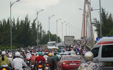 Người dân quay lại TP.HCM sớm, cầu Rạch Miễu kẹt cứng