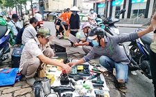 Săn đồ 'độc' ở vỉa hè