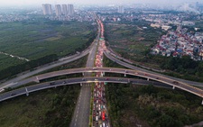 Xe cộ nhích từng chút vào Hà Nội sau kỳ nghỉ Tết dương lịch