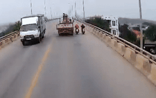 Bóp còi xin vượt không được, tài xế ô tô ép ngã 2 người đi xe máy