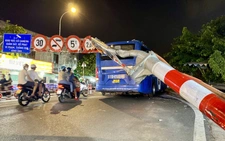 Tông sập khung giới hạn cầu An Phú Đông, tài xế xe buýt khai đi lạc