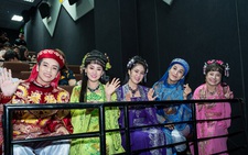 Dàn diễn viên 'Sáng đèn' người nức nở, người tấu hài tại ra mắt phim