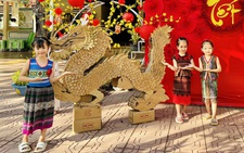Giáo viên tạo linh vật rồng ngộ nghĩnh, thú vị từ bìa giấy, phấn màu