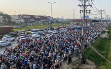 Phê bình Sumitomo - Cienco 6 và thầu phụ vì thi công cầu bộ hành metro gây tắc đường