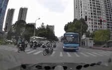 Tài xế xe buýt lấn làn, quyết 'thi gan' với xe đi đúng chiều
