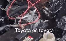 Xe Toyota bị bỏ hoang, gỉ sét, khởi động máy vẫn chạy khiến dân mạng trầm trồ