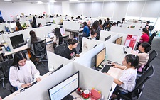 Gen Z và thế hệ cũ: Ai thích nghi ai?